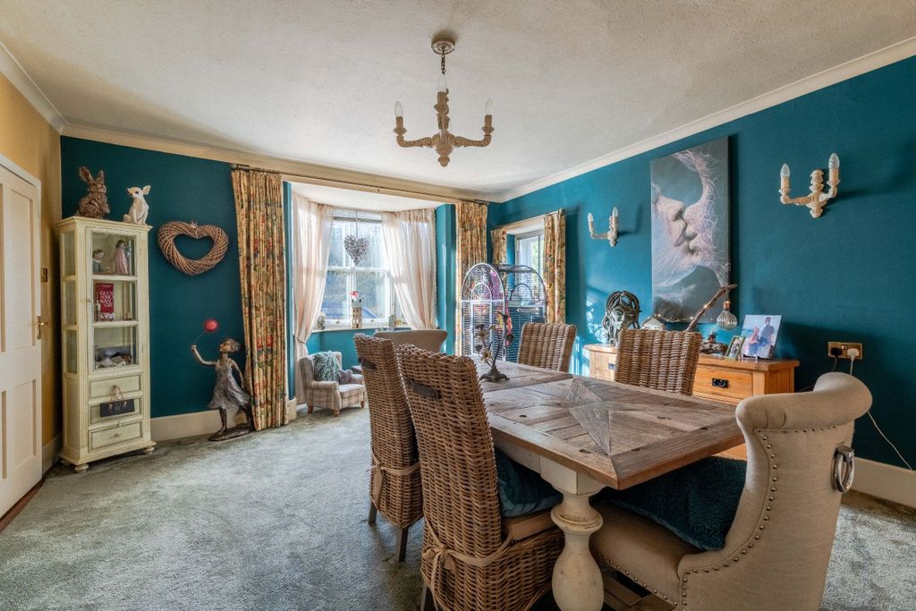 Property photo 2 of 28