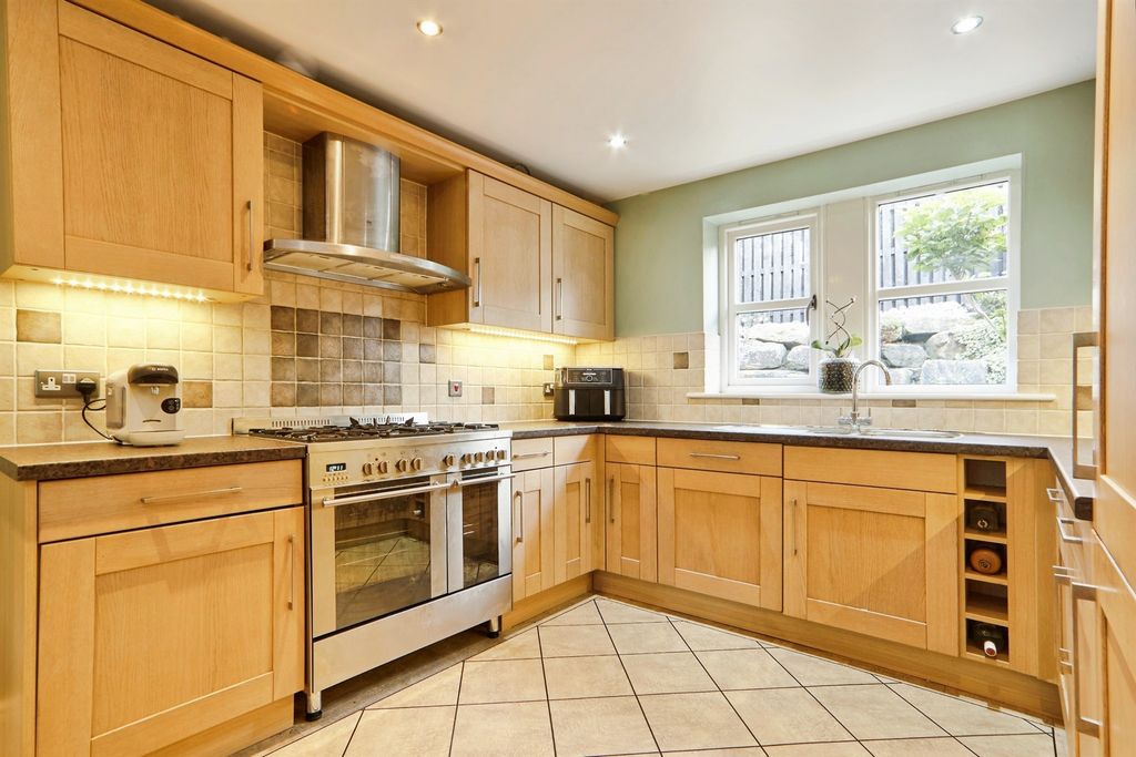 Property photo 2 of 31