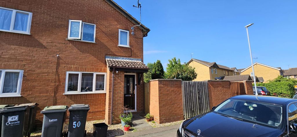 Property photo 1 of 15 1 Bedroom Cluster House With Private Garden, Located In The Sought After Barton Hills, Lu3