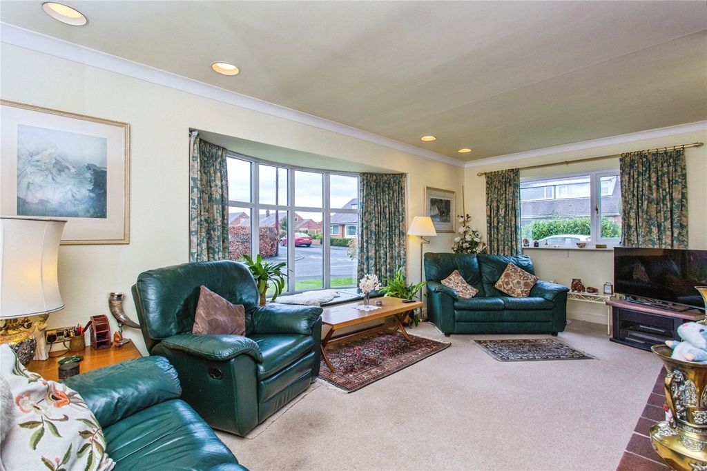 Property photo 3 of 22 Lounge