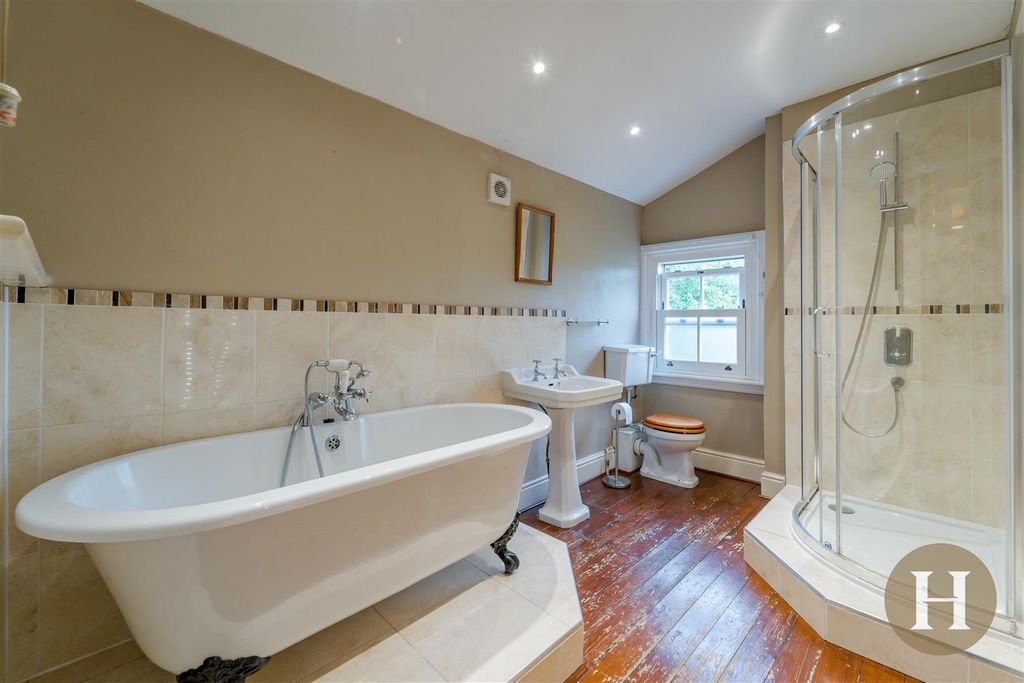 Property photo 3 of 29 Hadleigh Estate Agents-6.Jpg