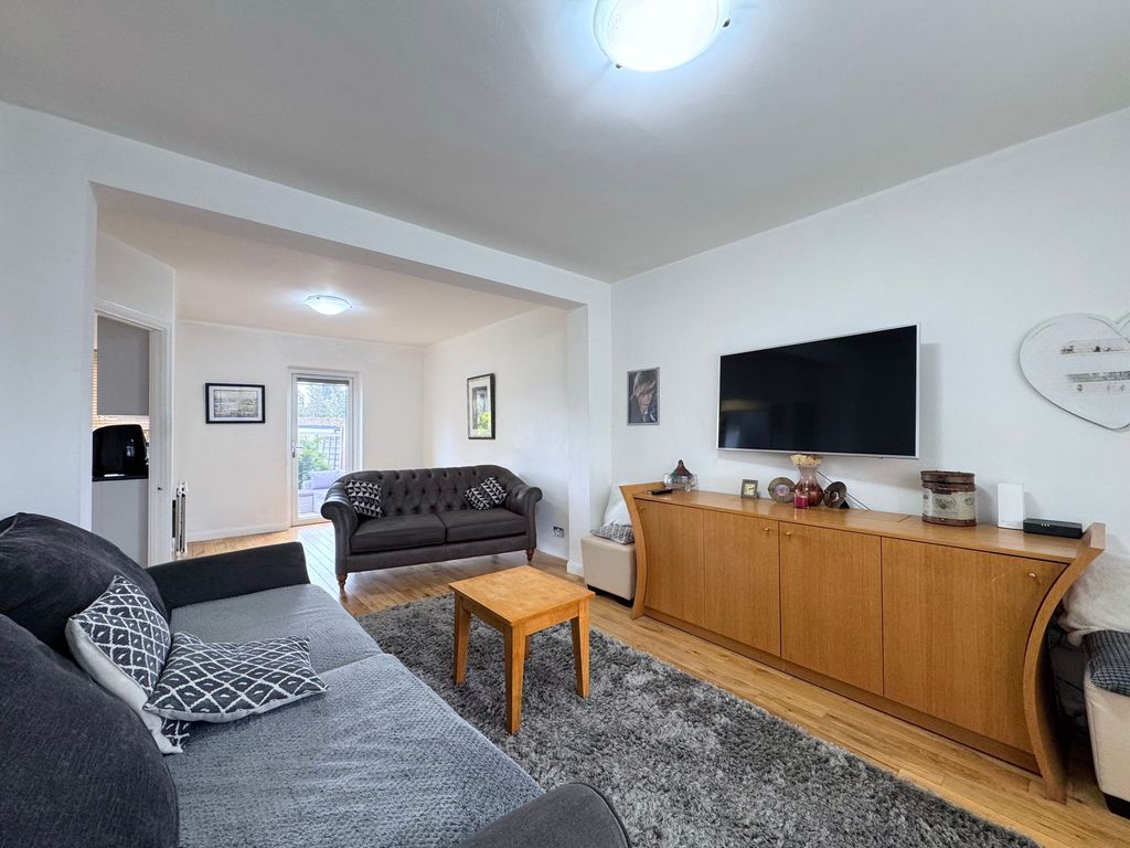 Property photo 2 of 18 Lounge