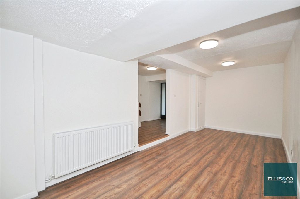 Property photo 2 of 16 Picture No. 15