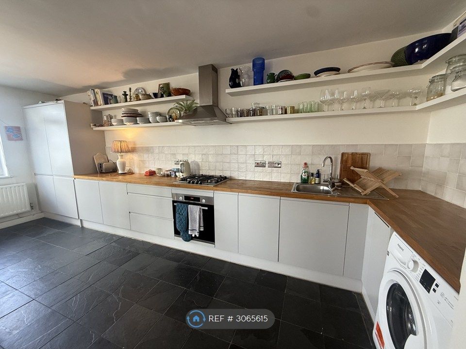 Property photo 3 of 17 Kitchen