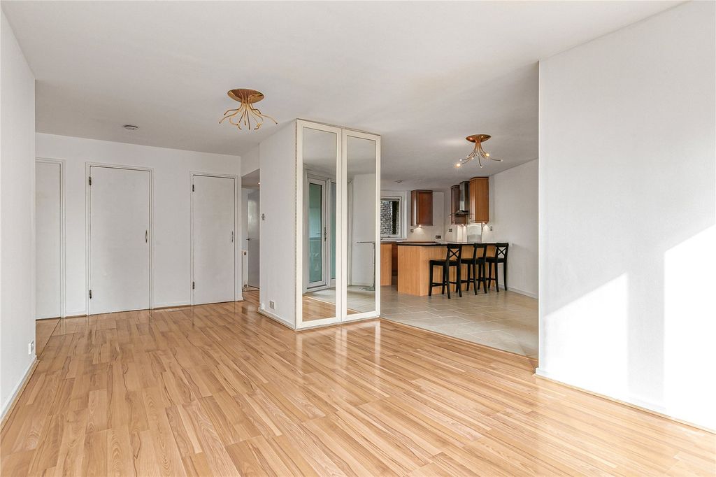 Property photo 2 of 20 Reception/Kitchen