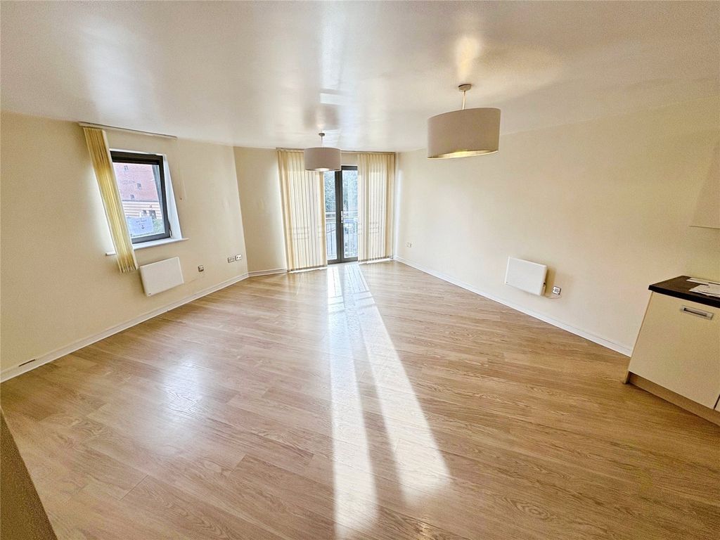 Property photo 3 of 7 Living Room/Kitchen