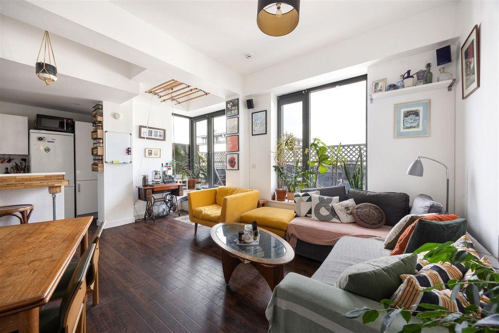 Property photo 2 of 22 Palmers Road, E2