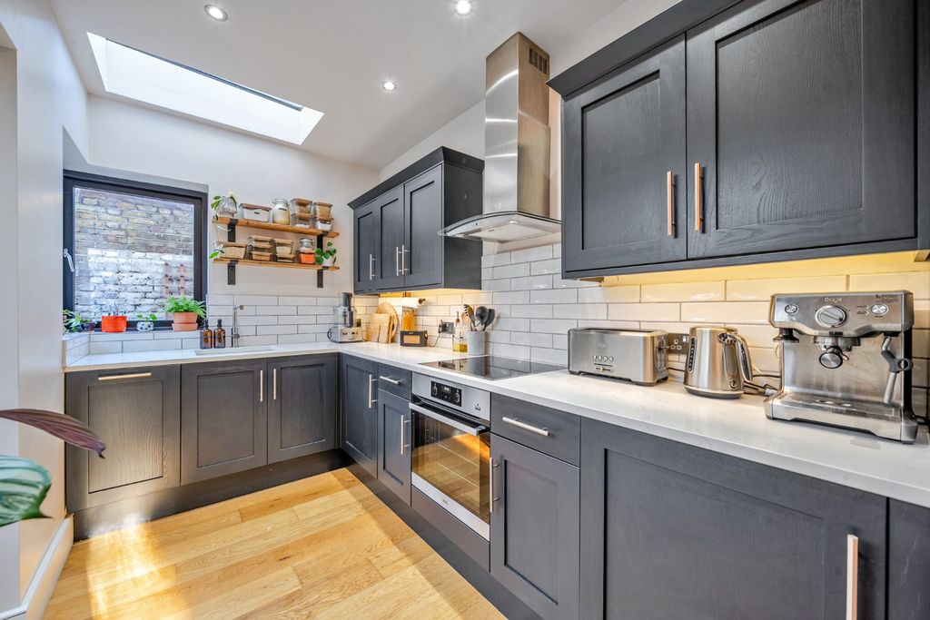 Property photo 2 of 16 Picture No. 12