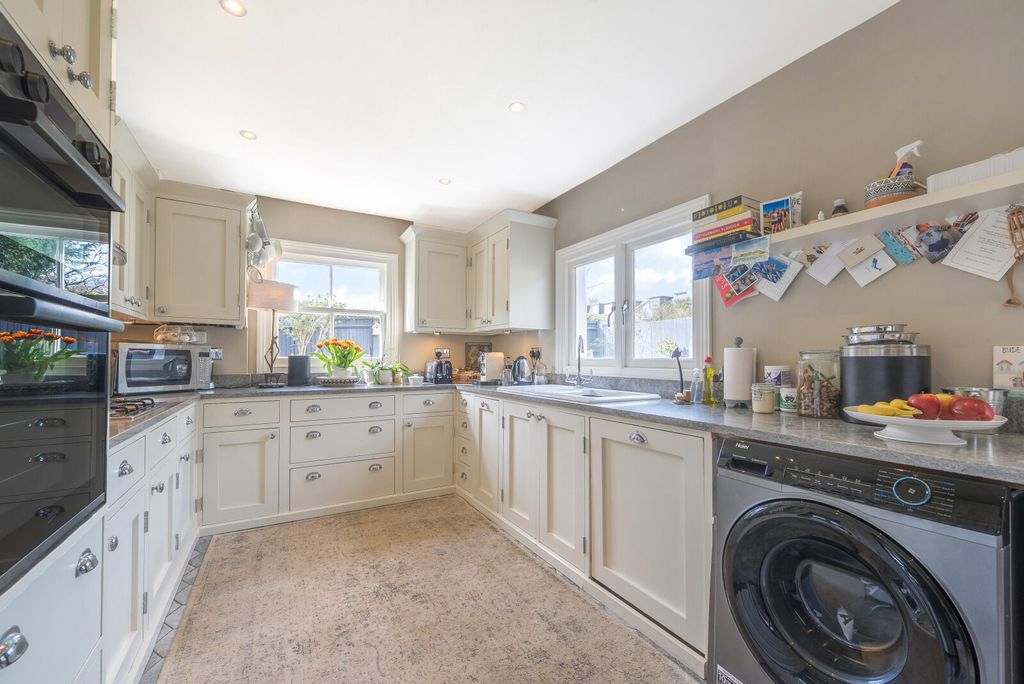 Property photo 3 of 18 Kitchen