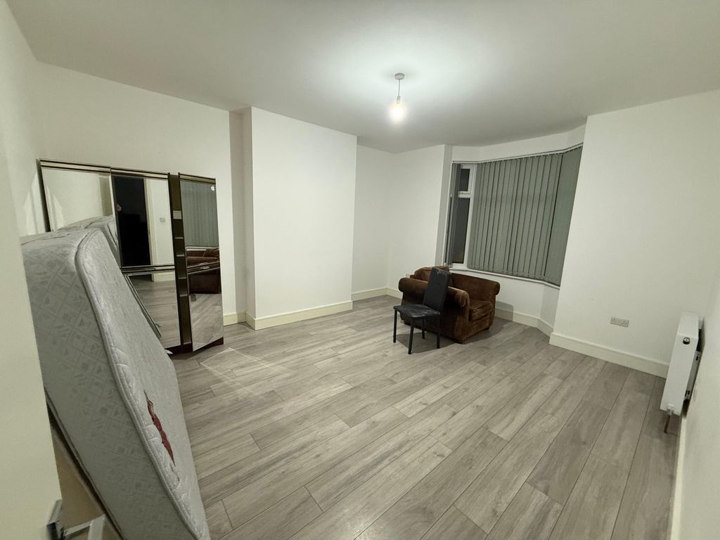 Property photo 1 of 9 Spacious 4-Bedroom Family Home In Southall Â€“ Private Garden &amp; 2 Bathrooms