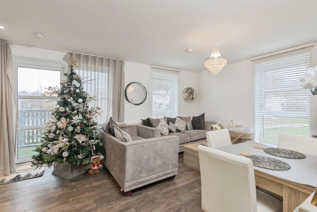 Property photo 2 of 14 Lounge