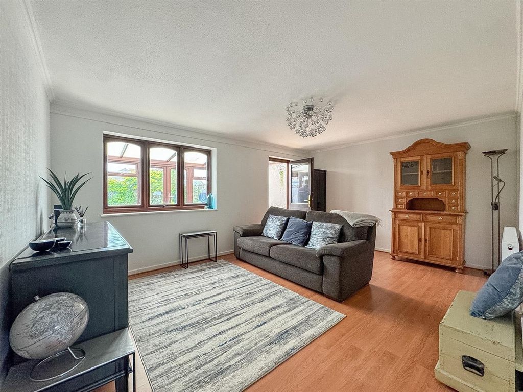 Property photo 2 of 19 Lounge