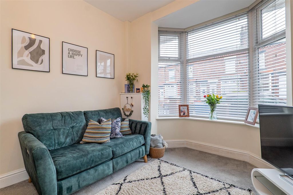 Property photo 2 of 22 Lounge