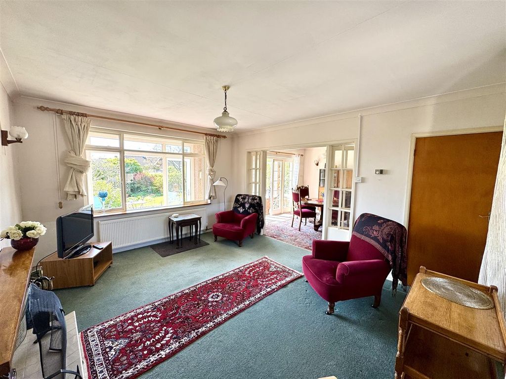 Property photo 3 of 32 Lounge