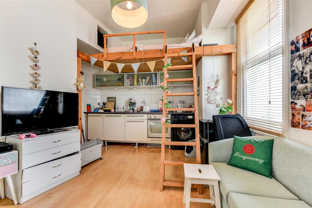 Property photo 3 of 17 Room