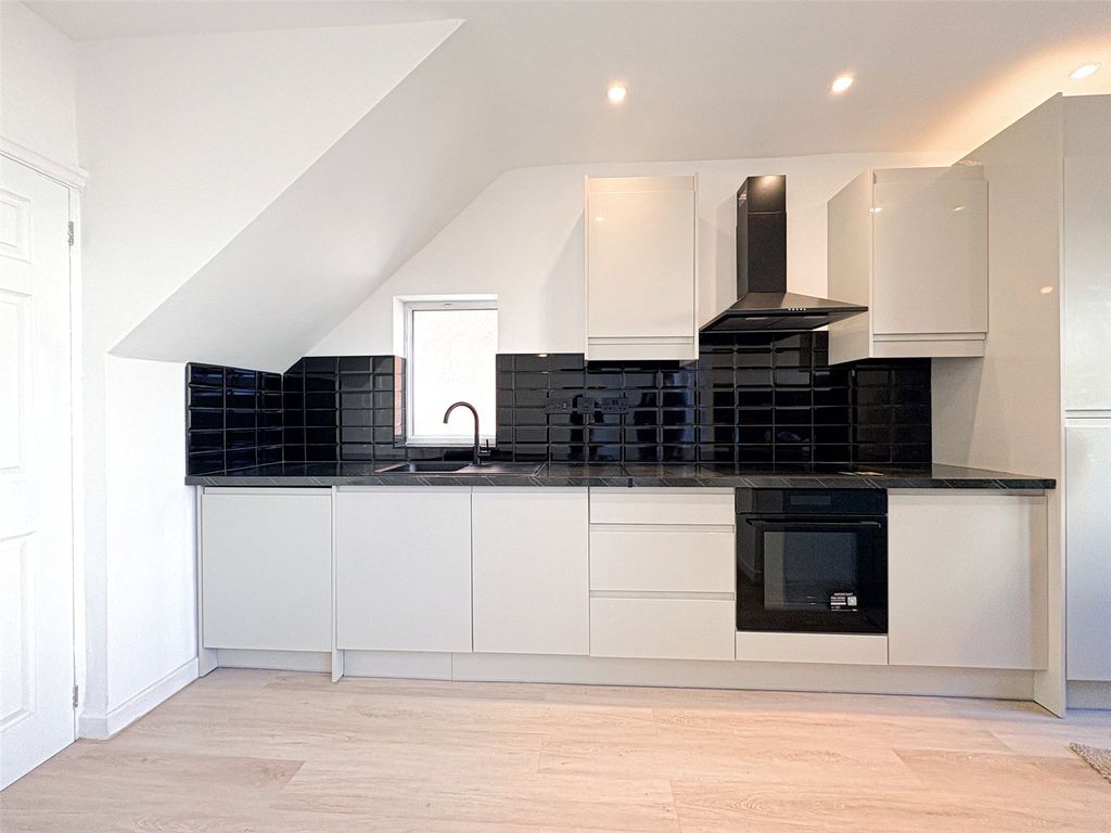 Property photo 3 of 11 Kitchen