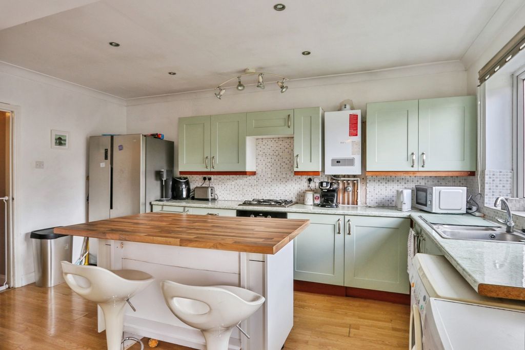 Property photo 3 of 19 Kitchen