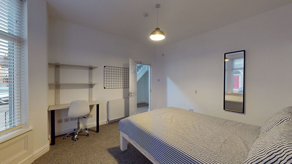 Property photo 3 of 5 A Bright And Spacious Double Bedroom Featuring A c...