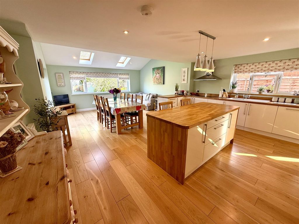 Property photo 2 of 27