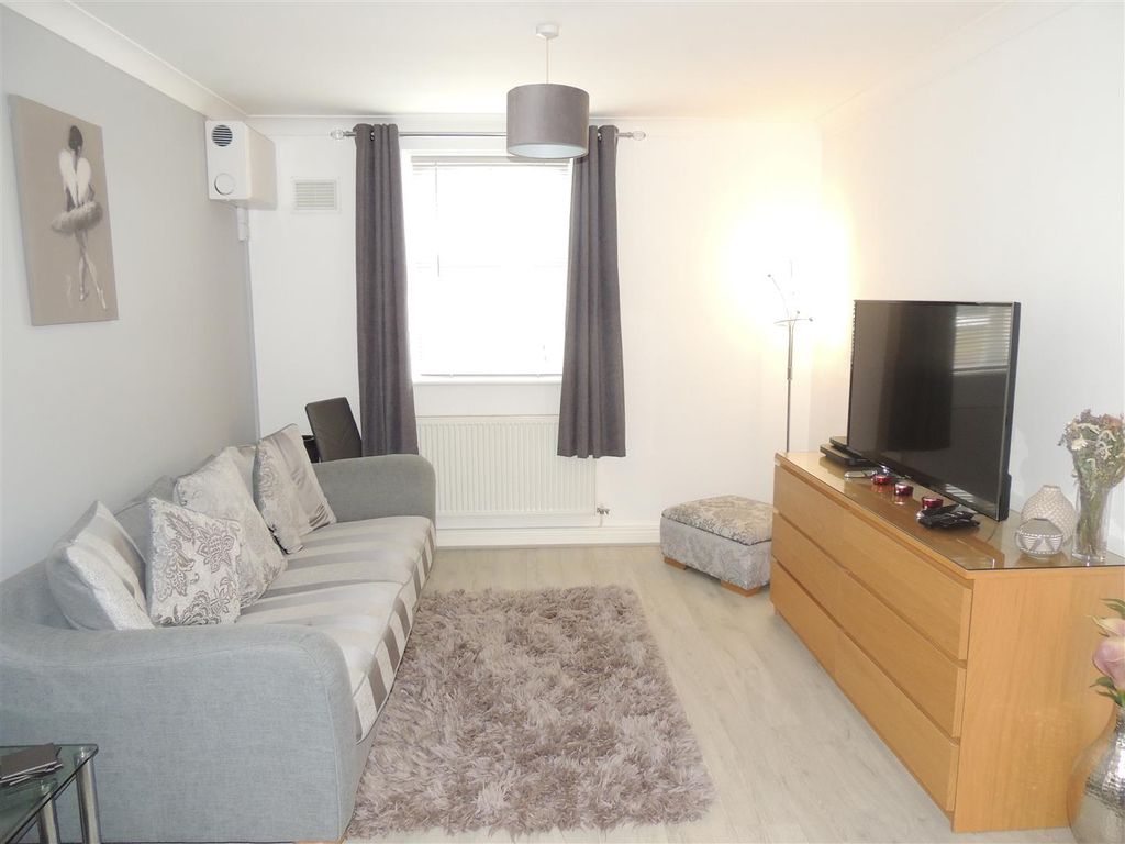 Property photo 3 of 12 Lounge/Kitchen