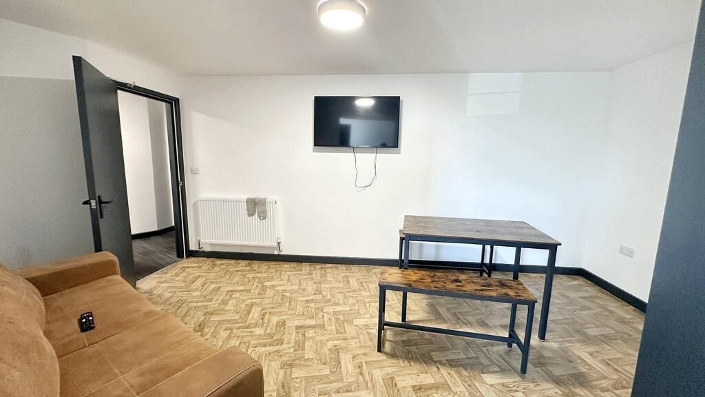 Property photo 1 of 6 A Bright, Spacious Living Room With A Large Window...