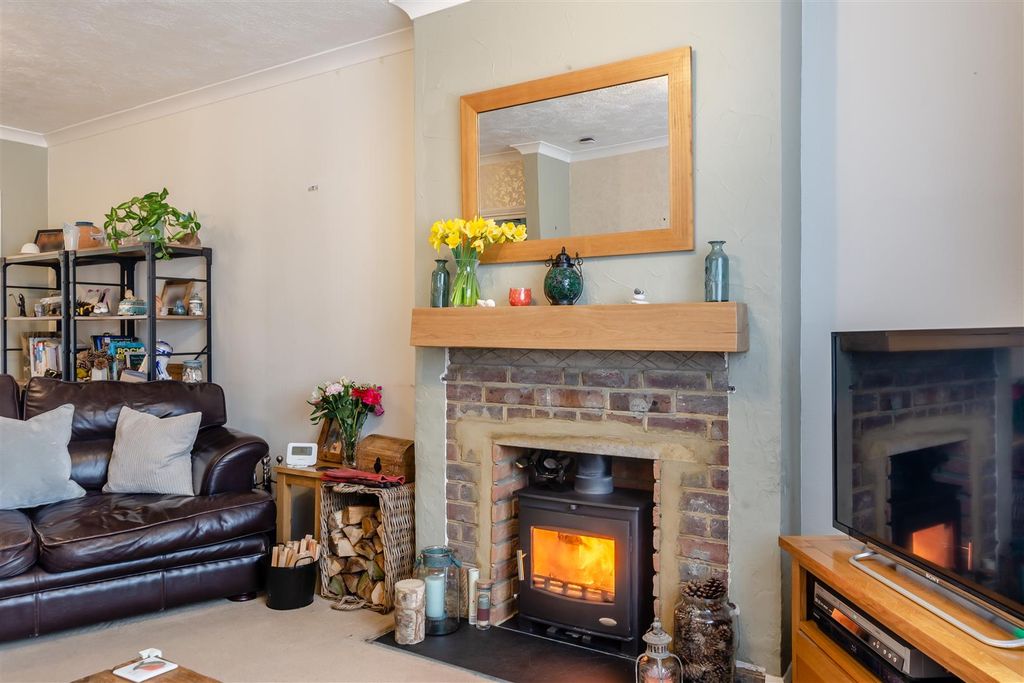 Property photo 3 of 24 Lounge