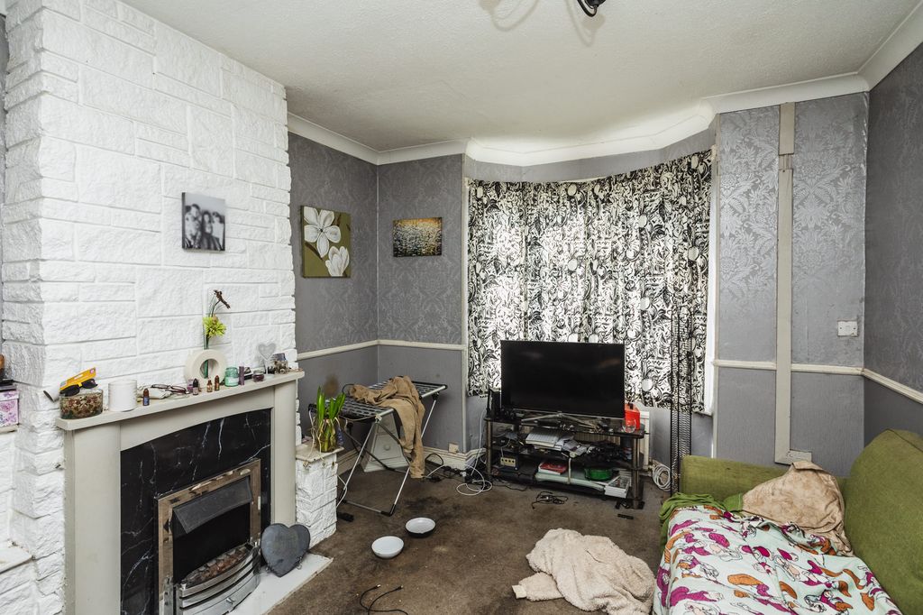 Property photo 2 of 18