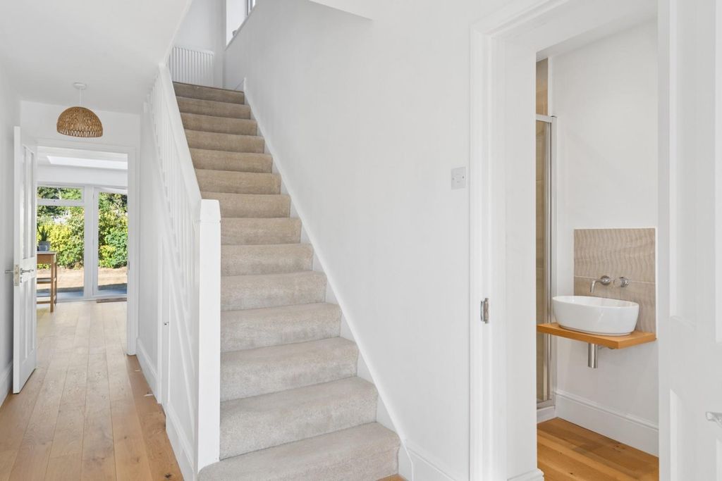 Property photo 3 of 25 Entrance Hall