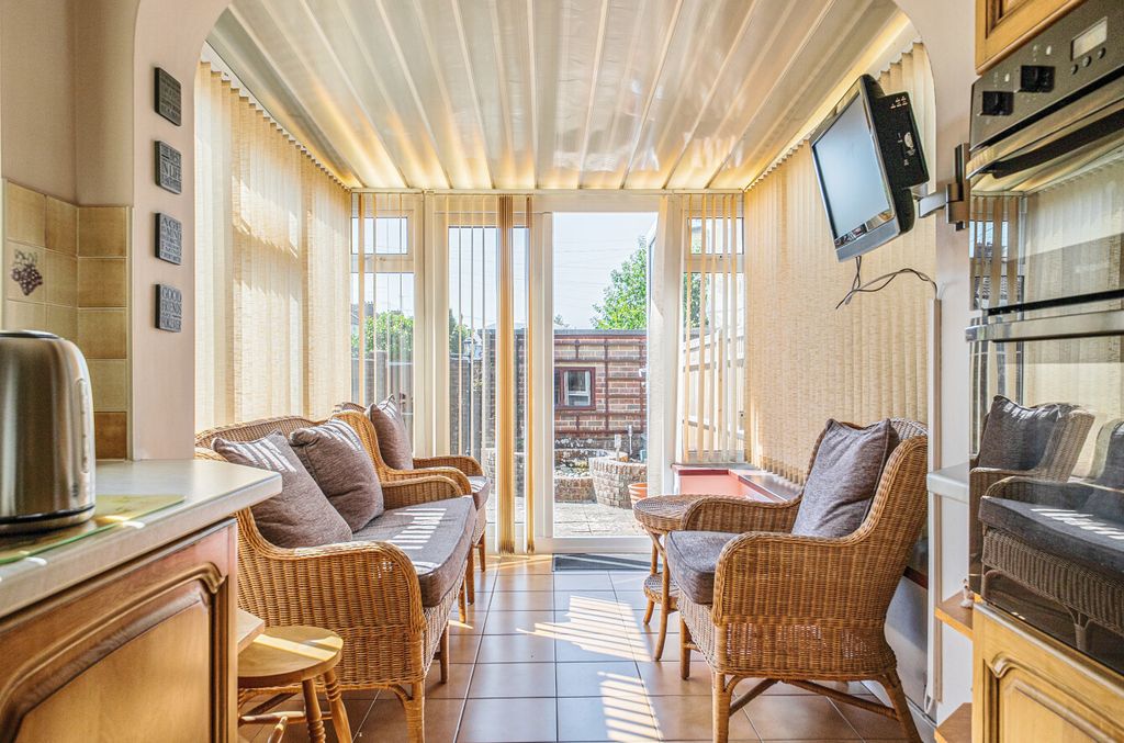 Property photo 2 of 14 1488517-8-6A4E180...