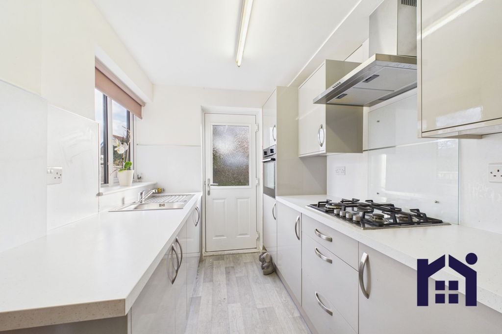 Property photo 3 of 18 Kitchen