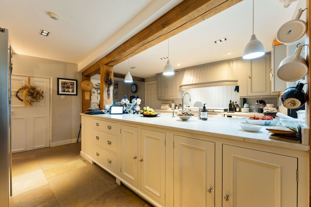 Property photo 2 of 31