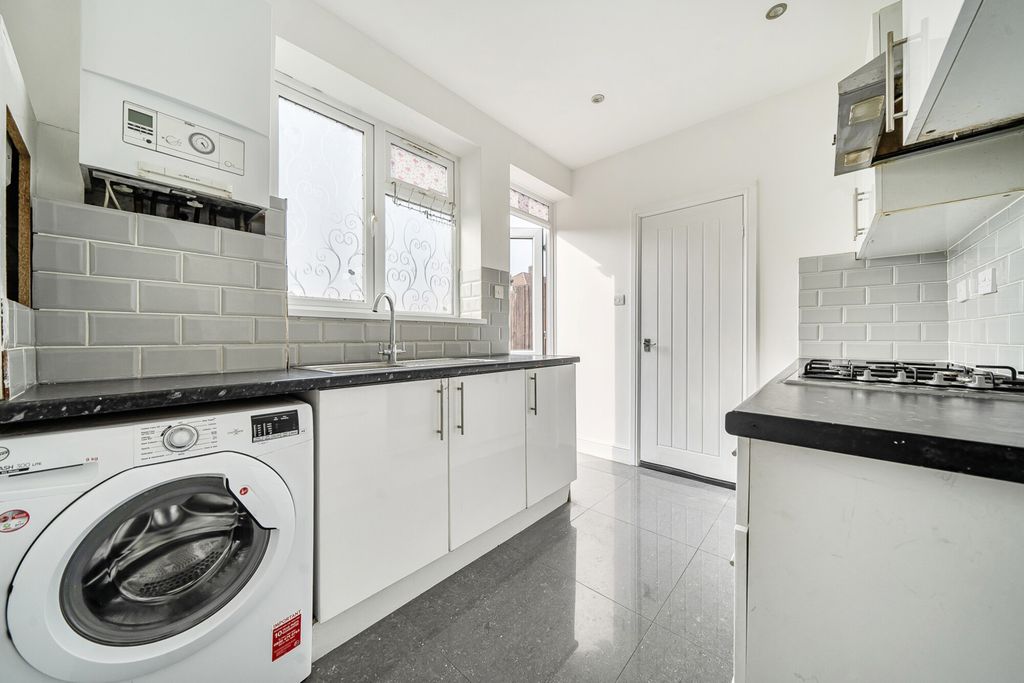 Property photo 3 of 17 Kitchen