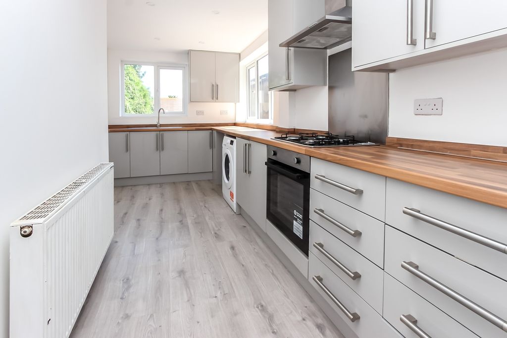Property photo 3 of 10 Kitchen
