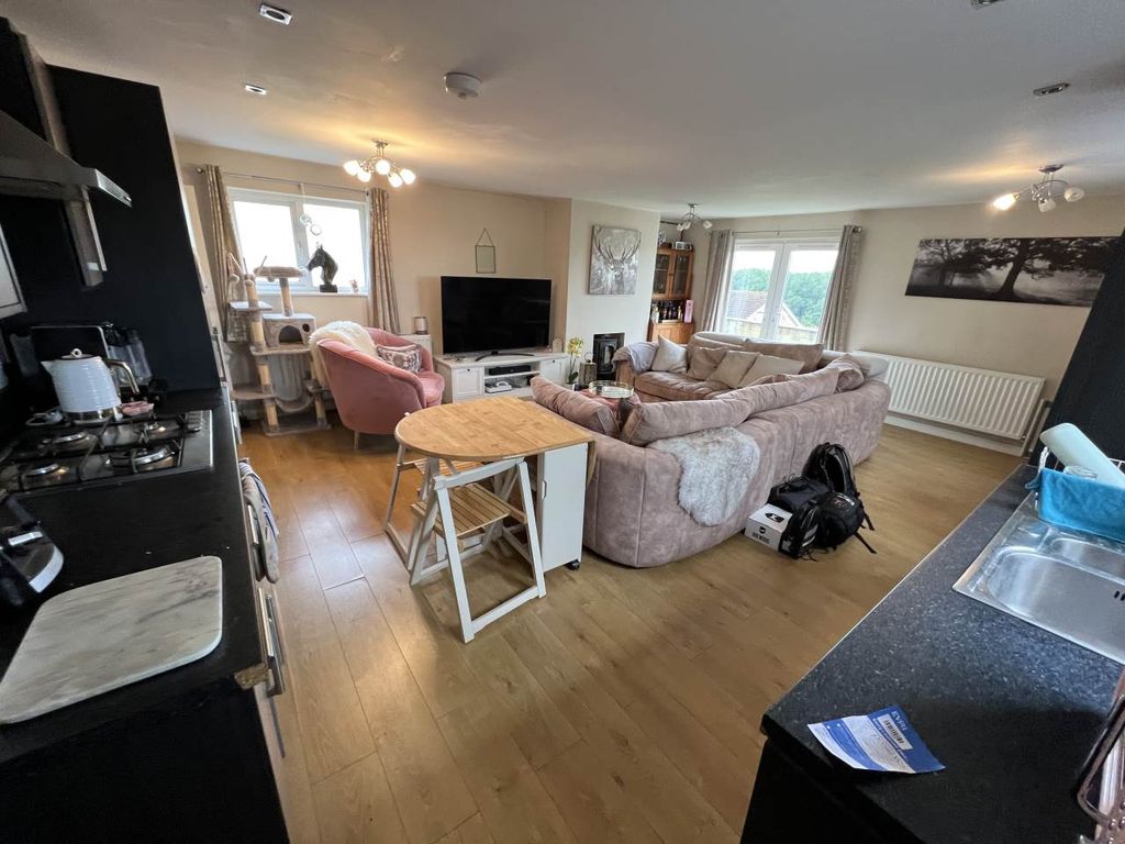 Property photo 2 of 8 Kitchen Lounge