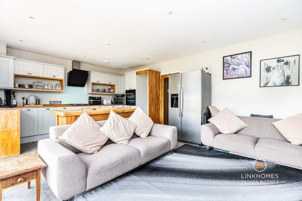 Property photo 3 of 26