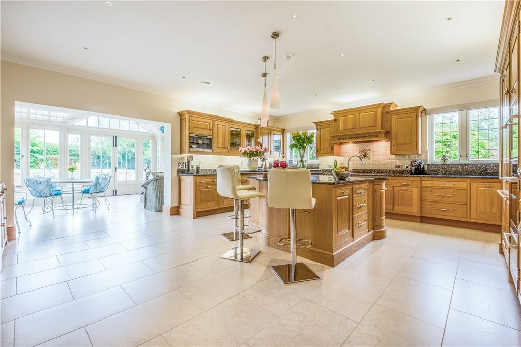 Property photo 2 of 14 Kitchen/Breakfast Rm