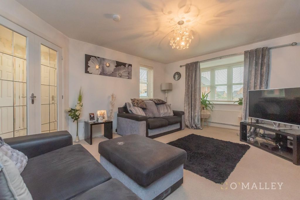 Property photo 3 of 15 Lounge