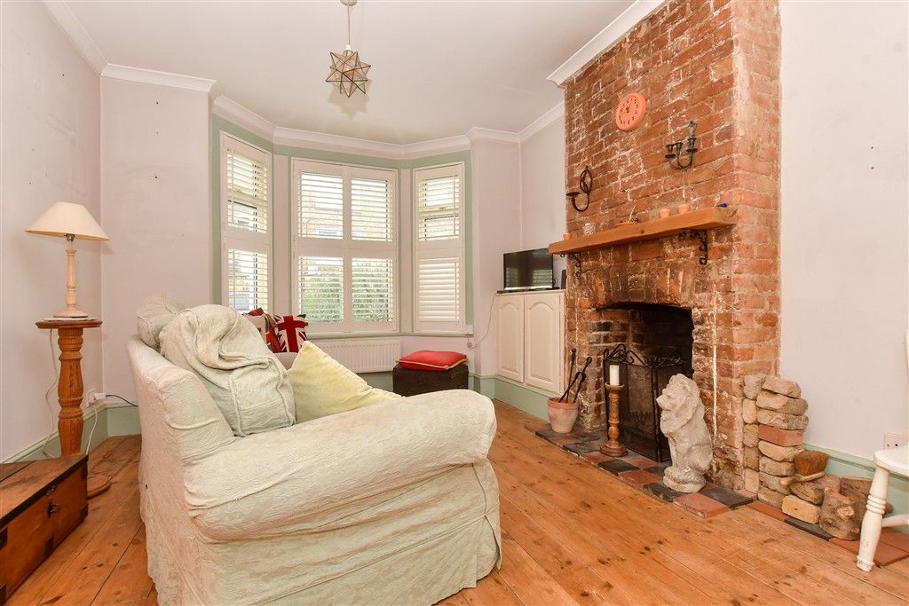 Property photo 3 of 17 Lounge