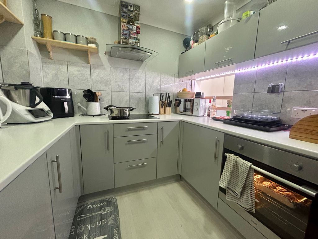 Property photo 3 of 7 Kitchen