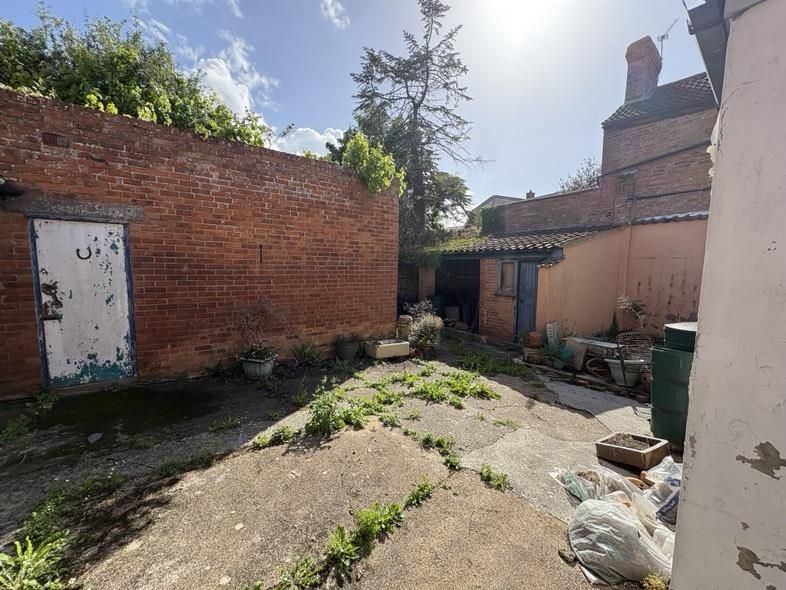 Property photo 2 of 24 Courtyard