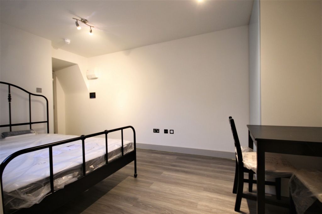 Property photo 2 of 4 Studio