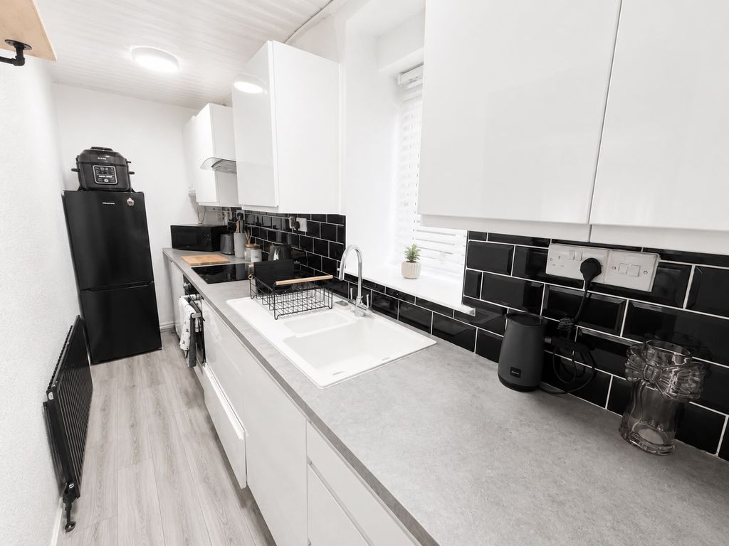 Property photo 3 of 9 Kitchen