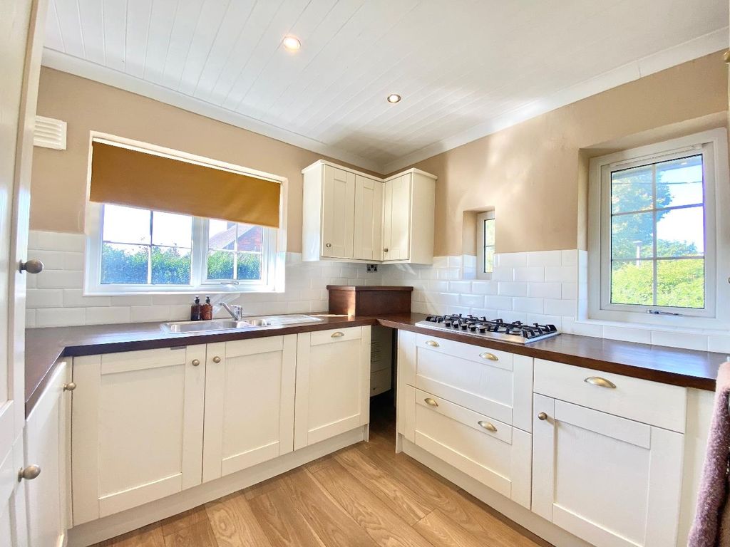 Property photo 3 of 17 Kitchen