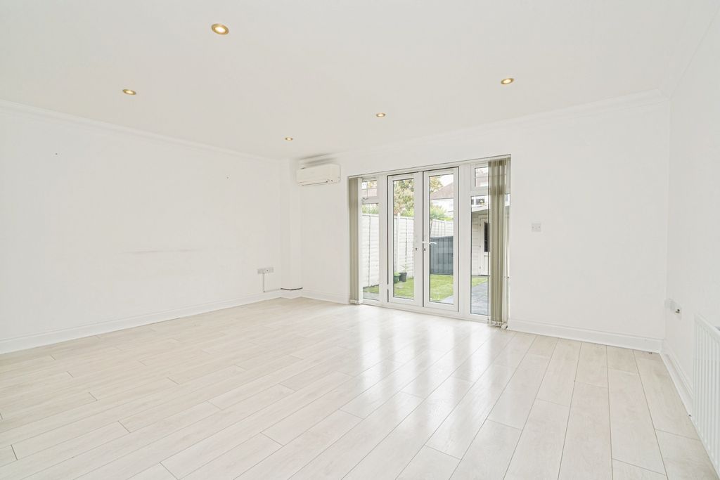 Property photo 3 of 17 Photo