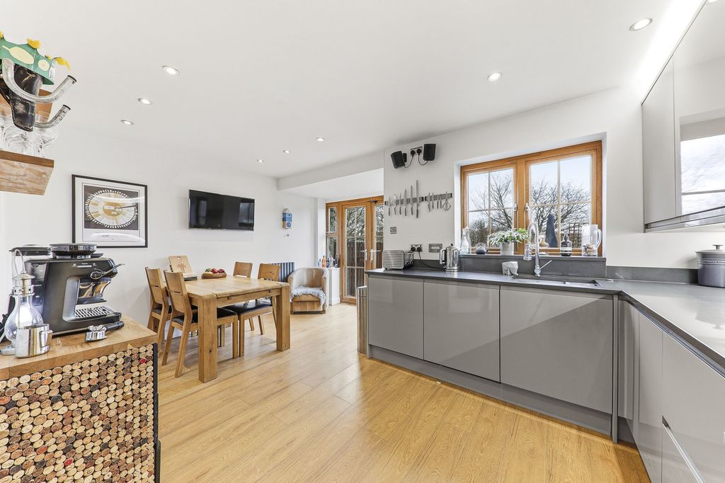 Property photo 2 of 28