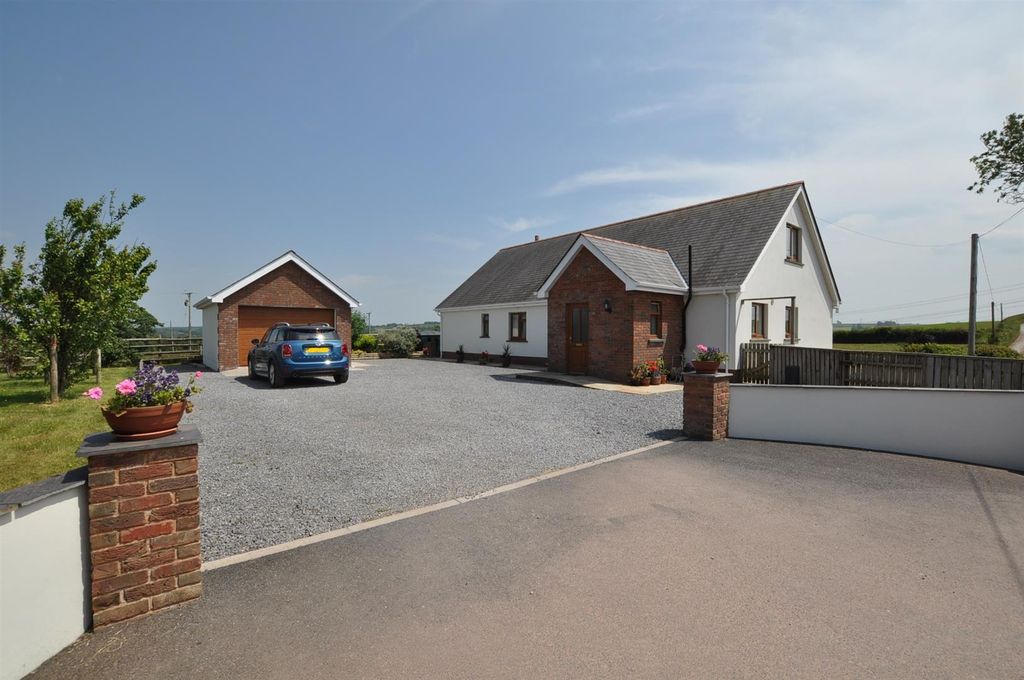 Property photo 3 of 25 Externally
