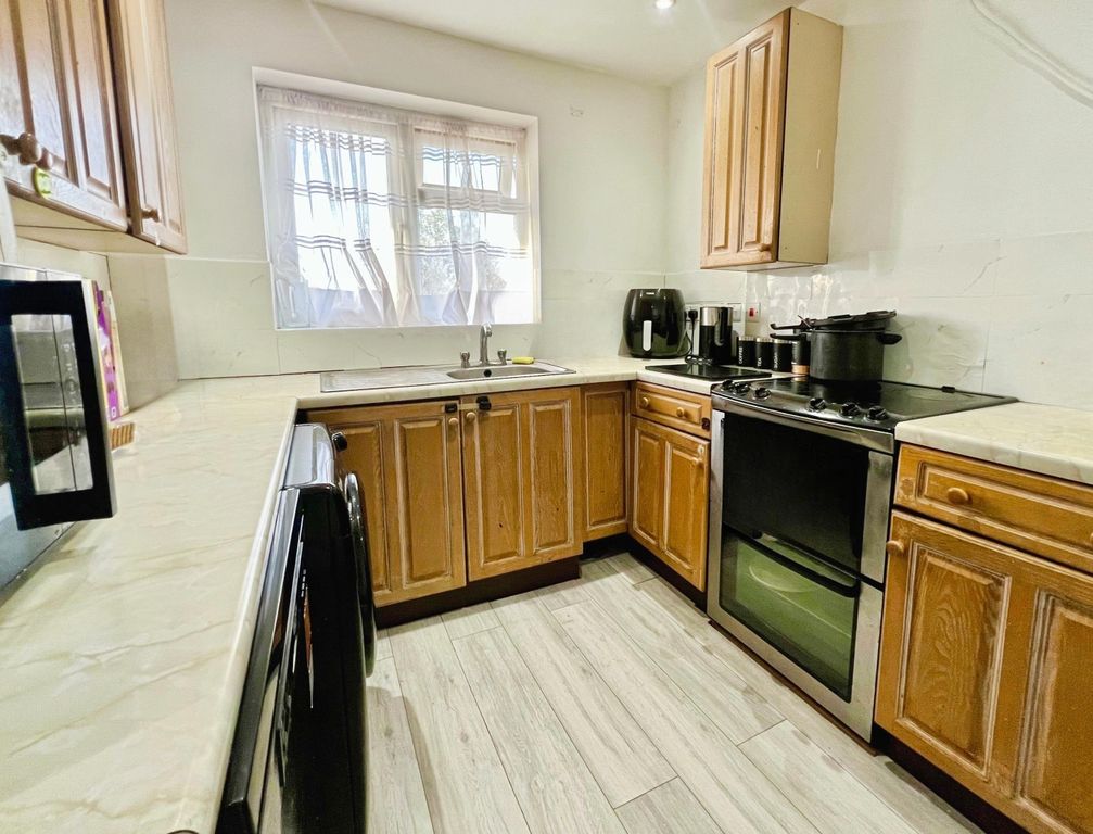 Property photo 2 of 10 Kitchen