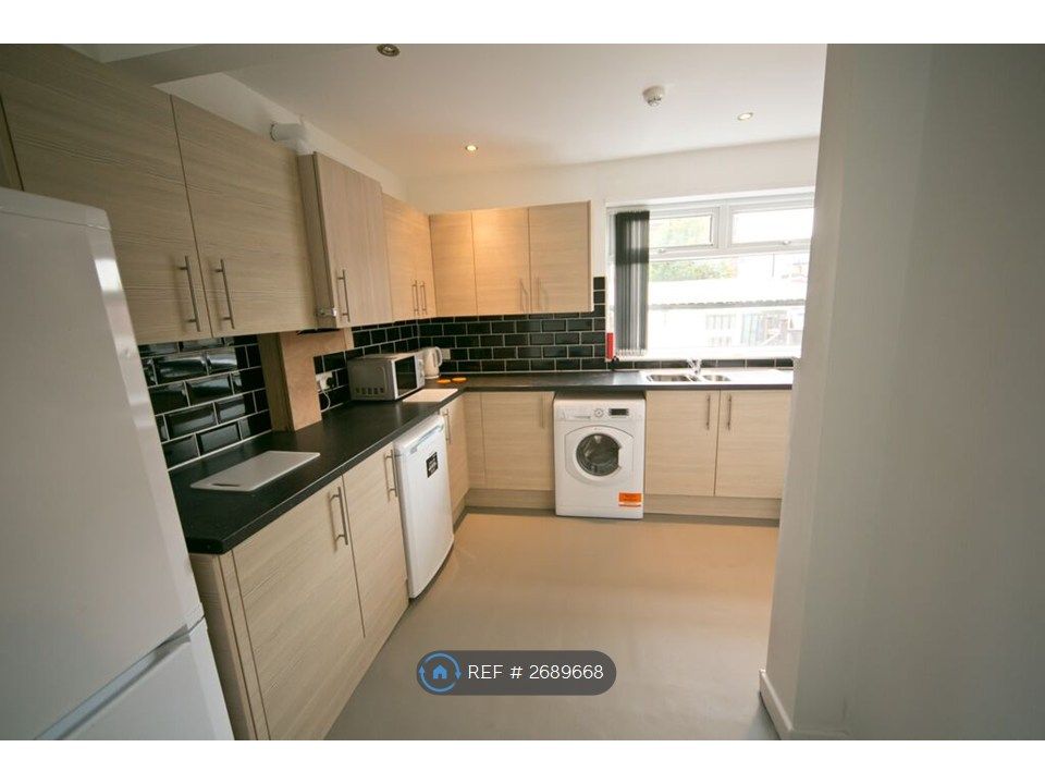 Property photo 3 of 9 Great Size Kitchen