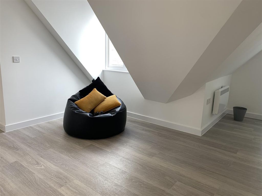 Property photo 3 of 15 Bright Modern Space With Cozy Beanbag Seating...