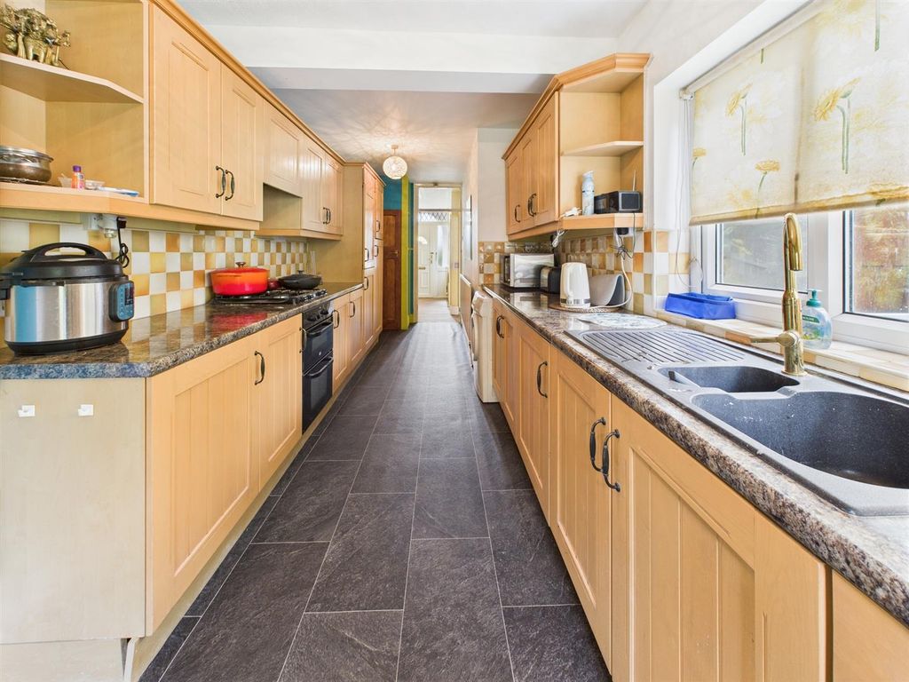 Property photo 3 of 19 Kitchen